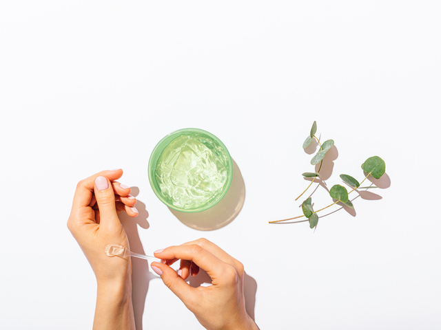 Woman's hands applying sample of aloe vera gel | トラコス