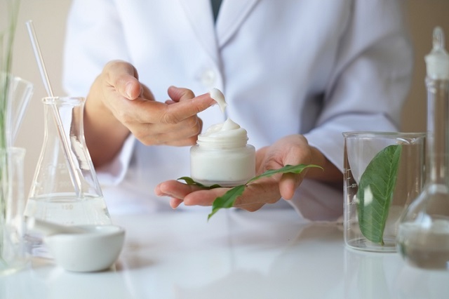the scientist,dermatologist testing the organic natural product in the laboratory.research and development beauty skincare concept.blank package,bottle,container .cream,serum. | トラコス